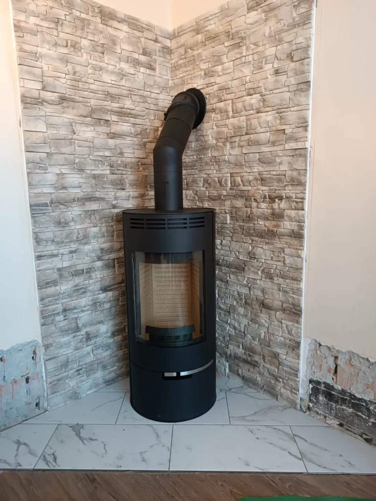 Moderné krbové kachle v interiéri – správny výkon kachlí